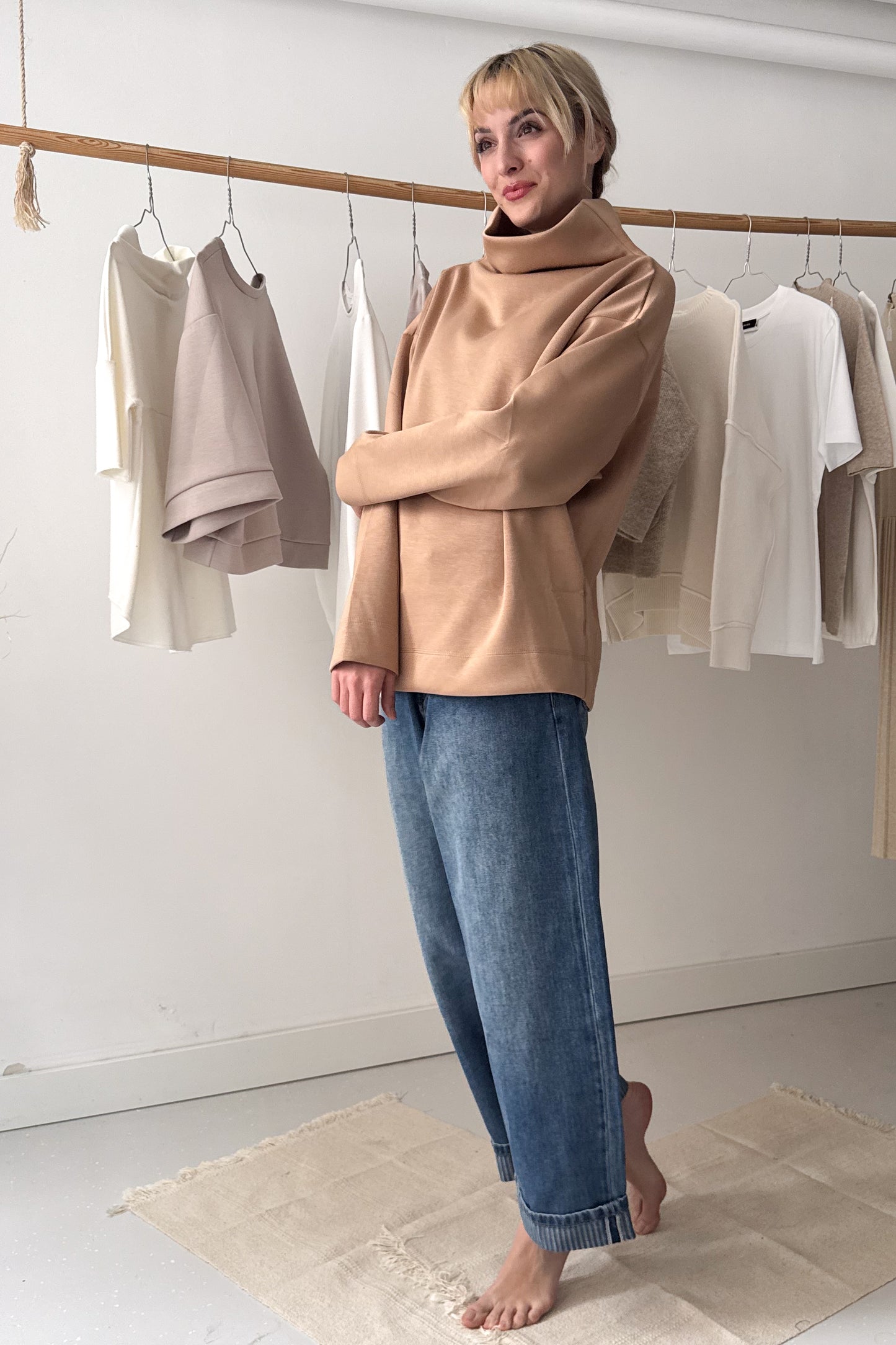 Álló nyakú pulcsi-parafaszín