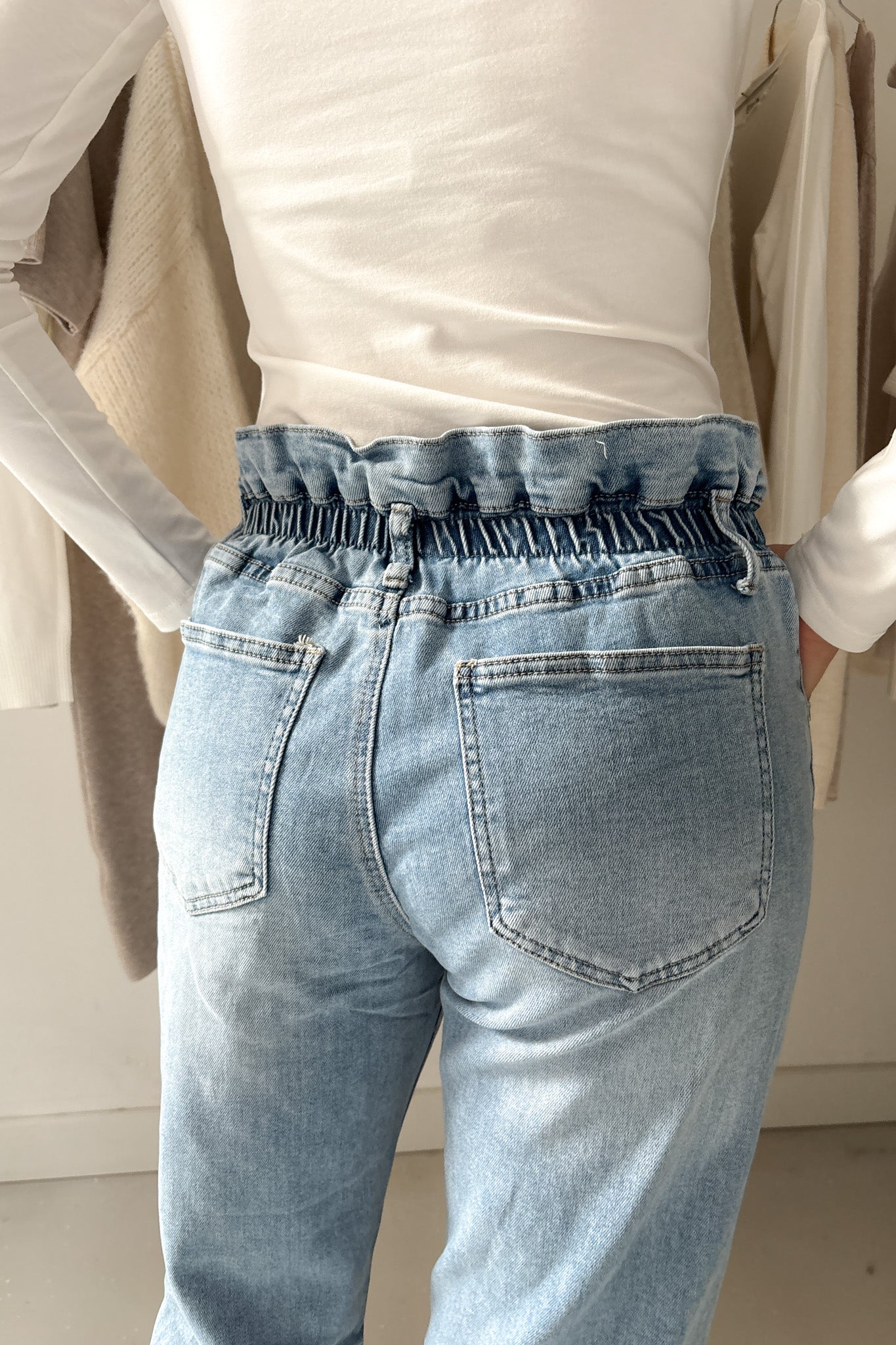 Derékon húzott, világos farmer