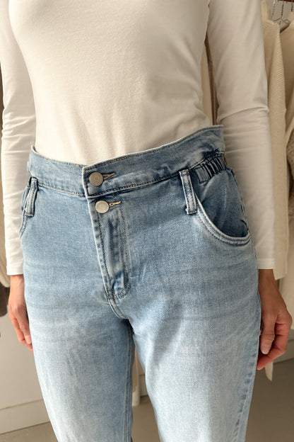 Derékon húzott, világos farmer