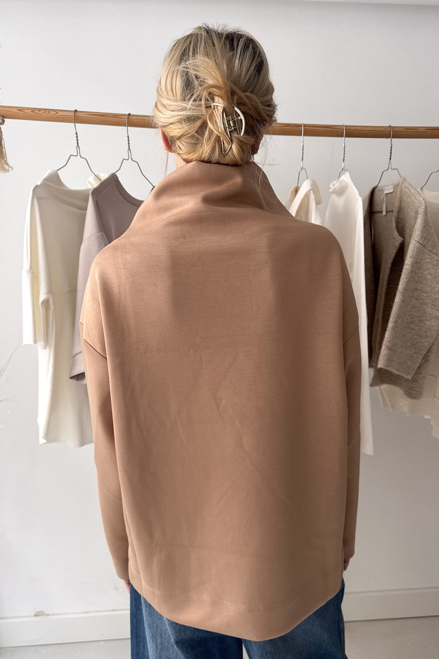 Álló nyakú pulcsi-parafaszín