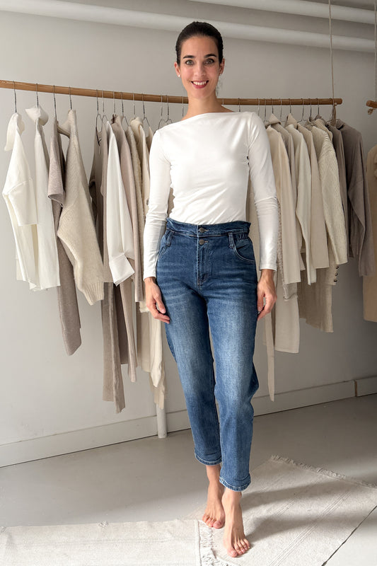 Derékon húzott farmer