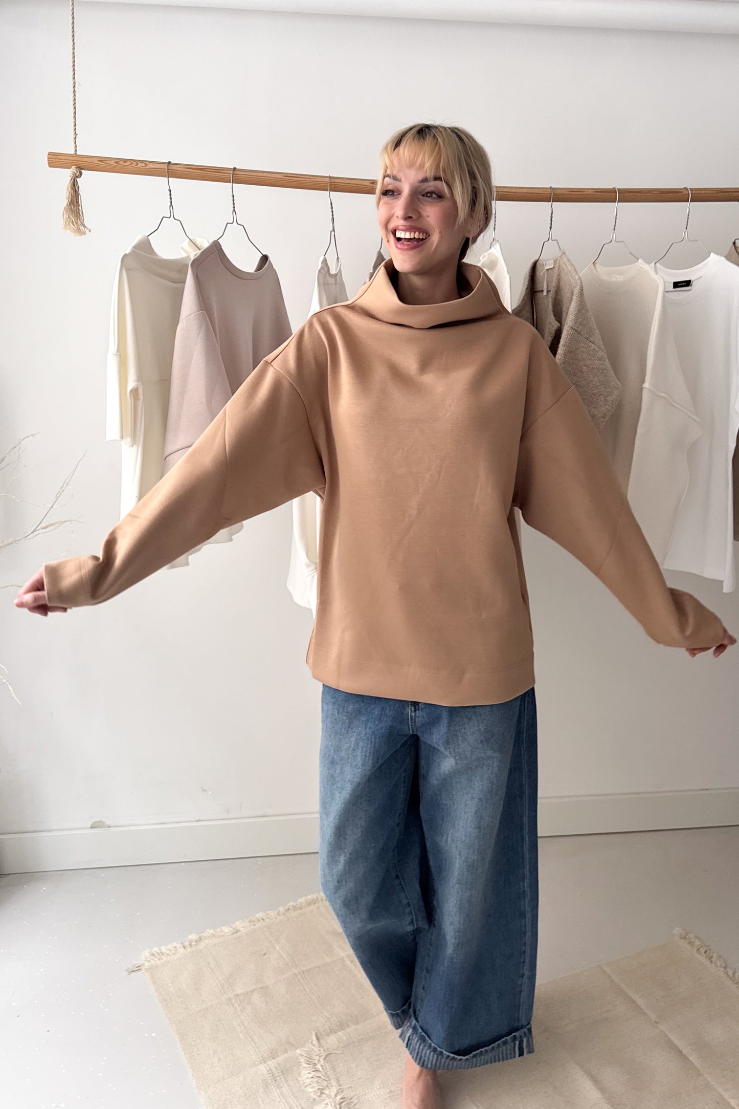 Álló nyakú pulcsi-parafaszín