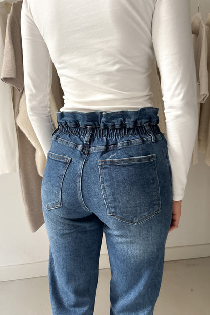 Derékon húzott farmer