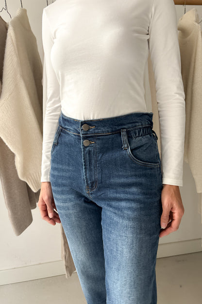 Derékon húzott farmer