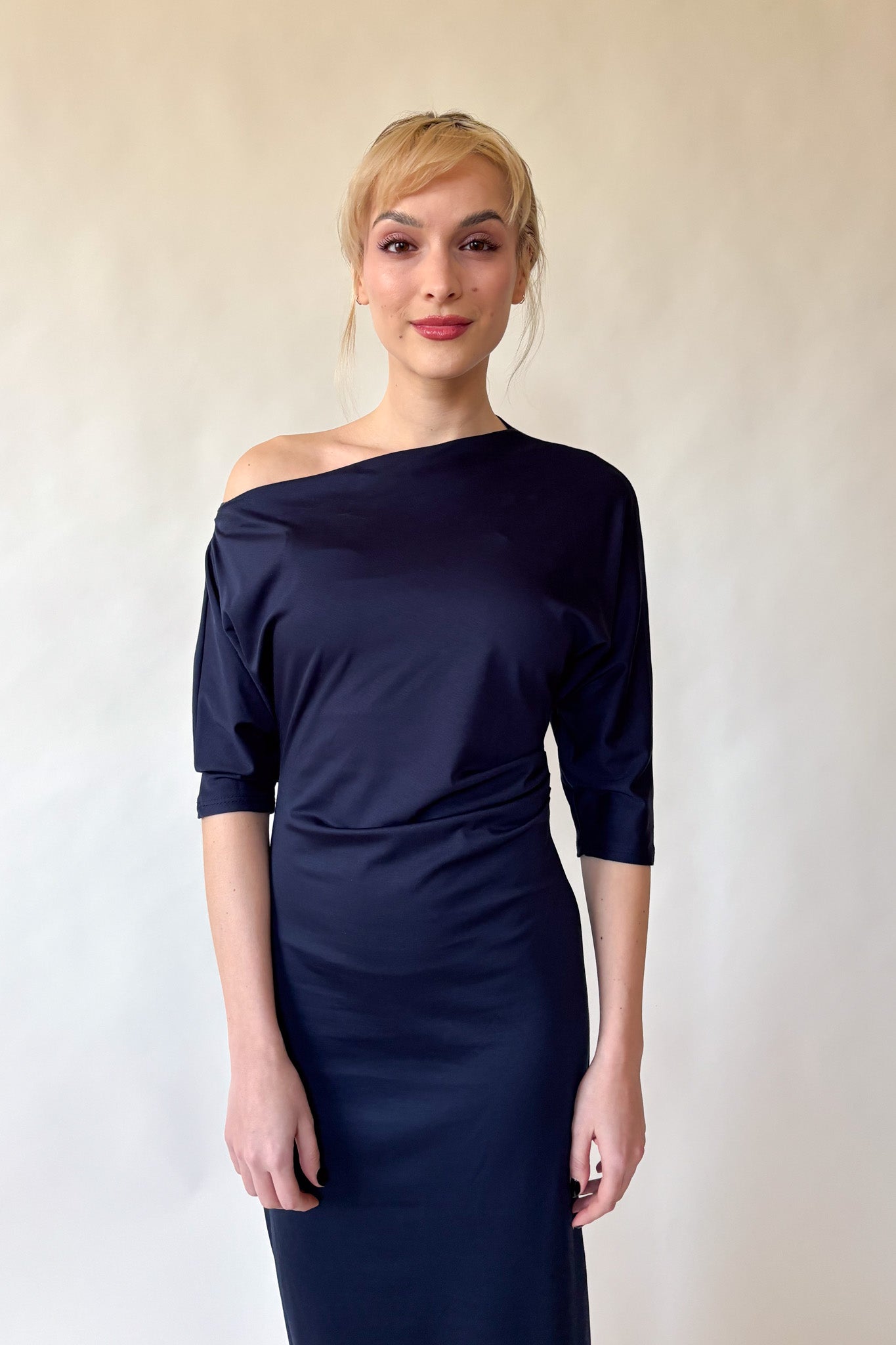 Éjkék, félvállas ruha