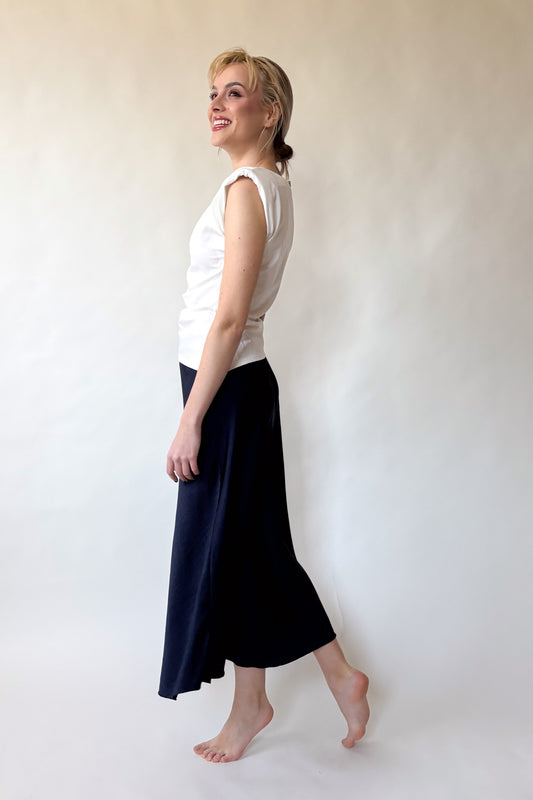 Fehér felső arany brossal