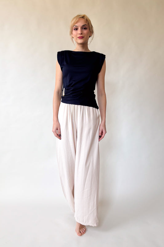 Kék felső arany brossal