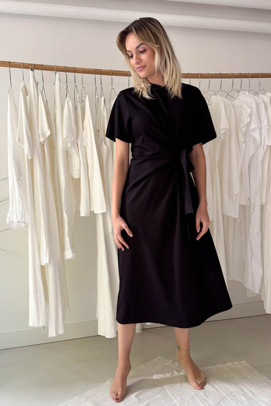 Fekete ruha egybeszabott megkötővel