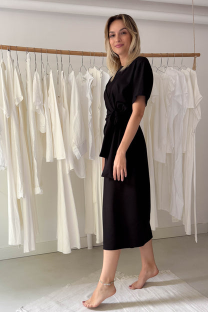 Fekete ruha egybeszabott megkötővel