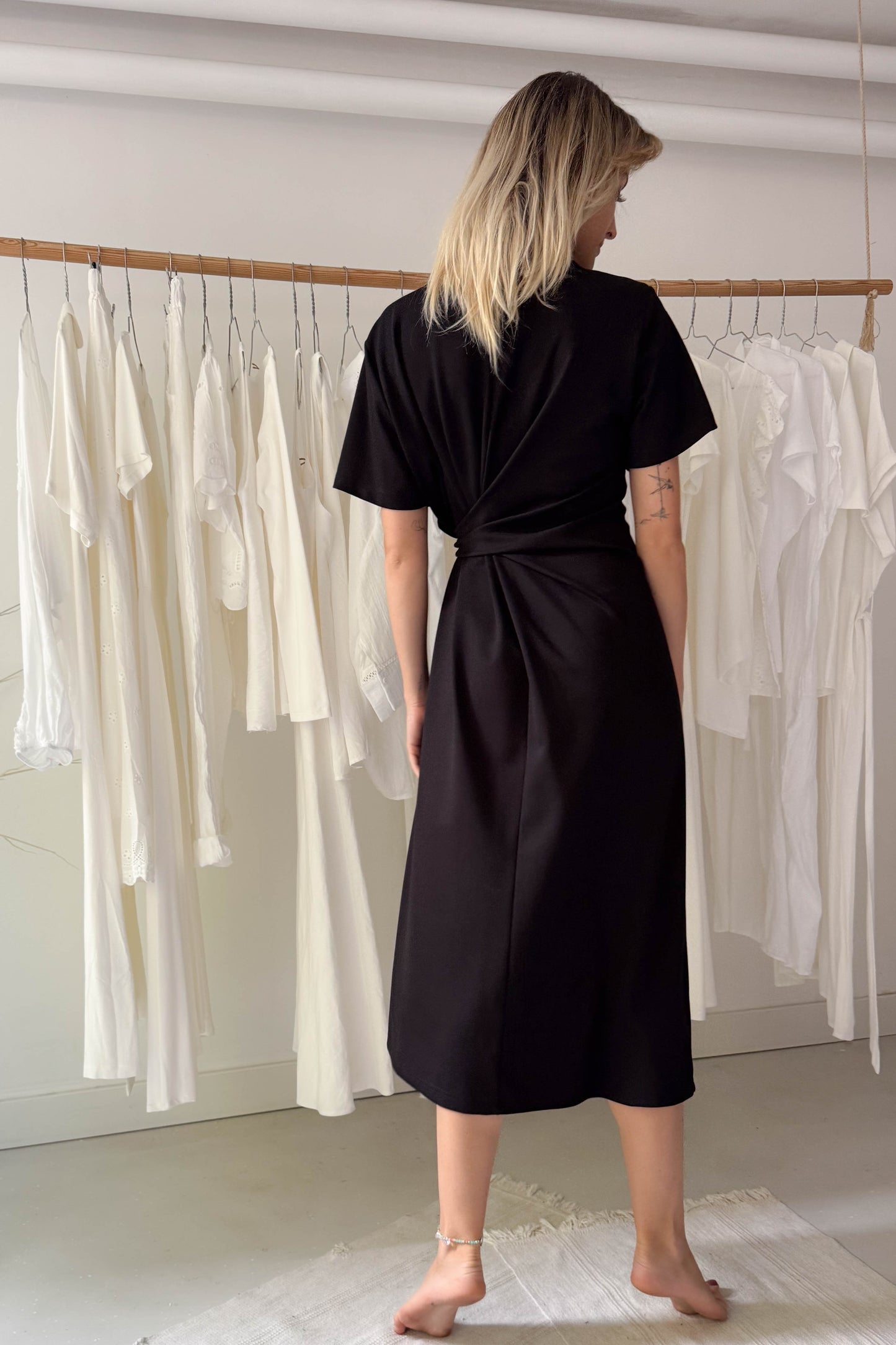 Fekete ruha egybeszabott megkötővel