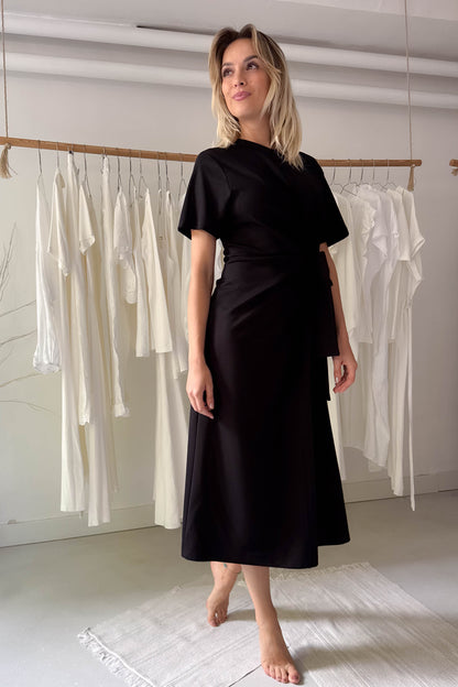 Fekete ruha egybeszabott megkötővel