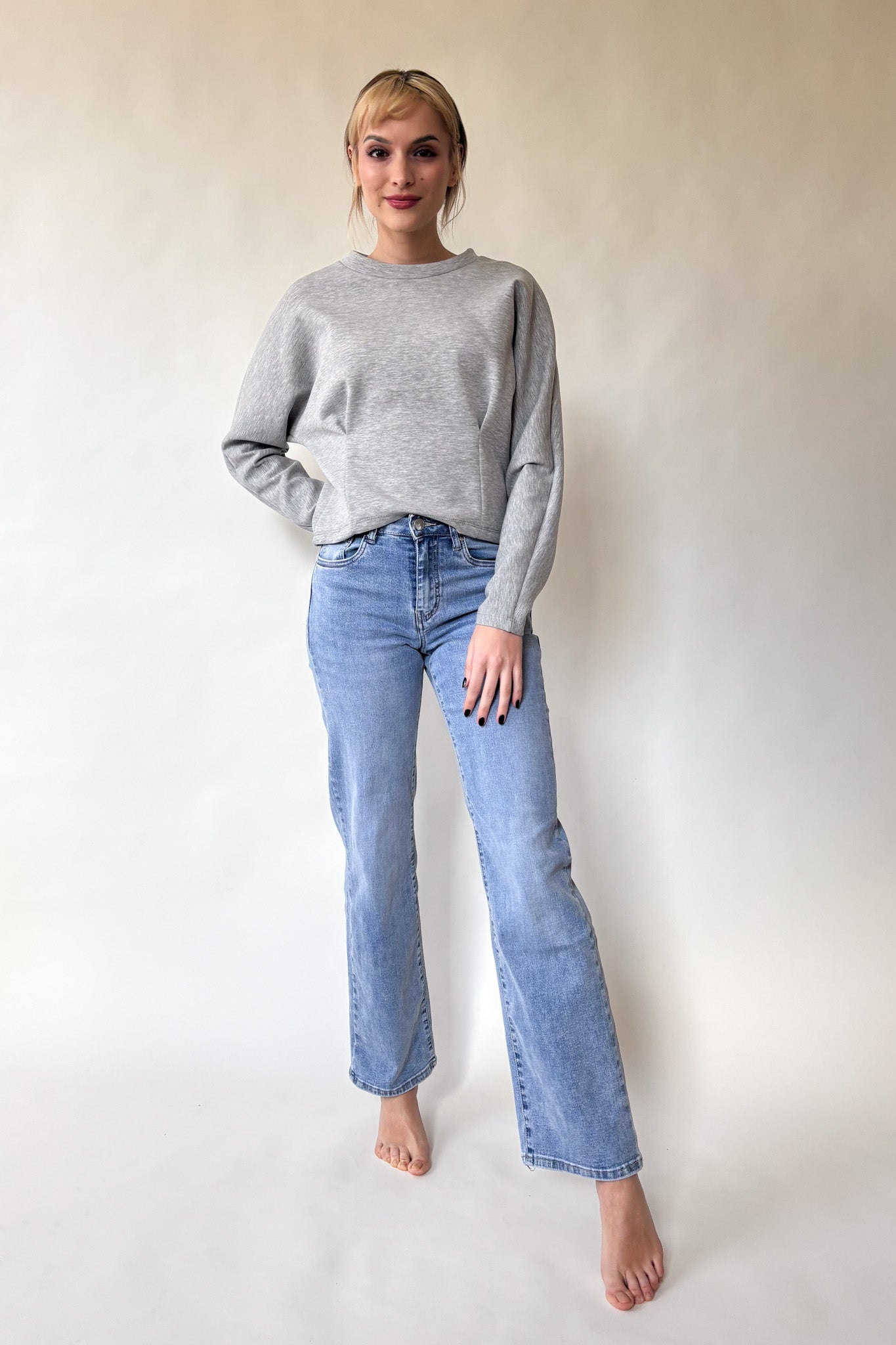 Alul húzott szürke pulóver