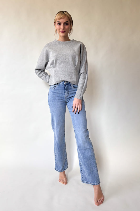 Alul húzott szürke pulóver