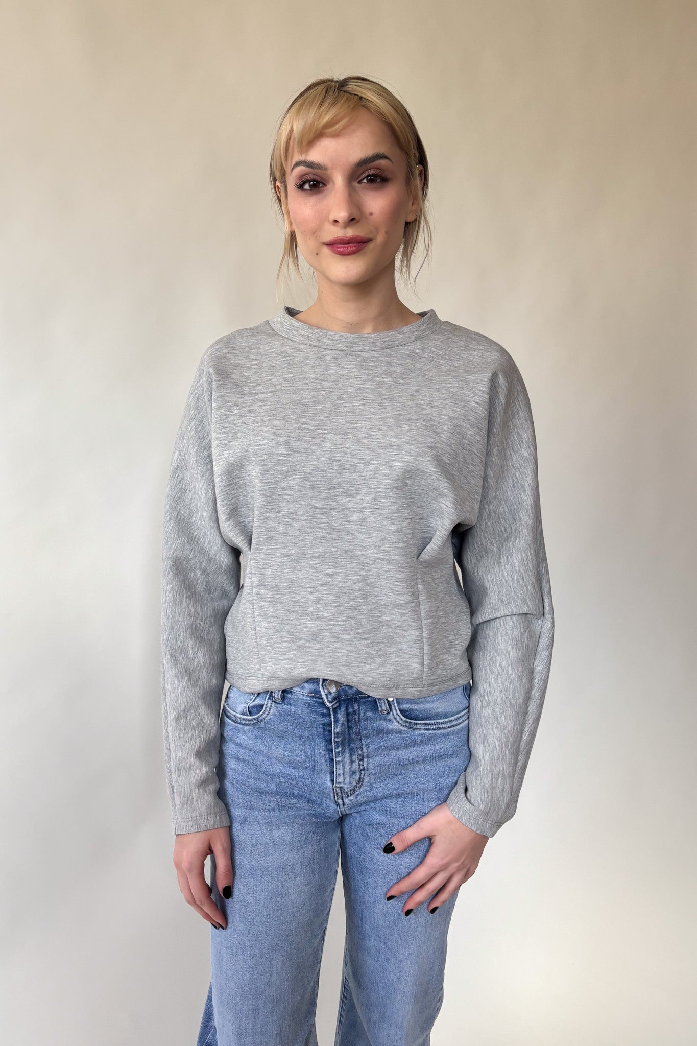 Alul húzott szürke pulóver