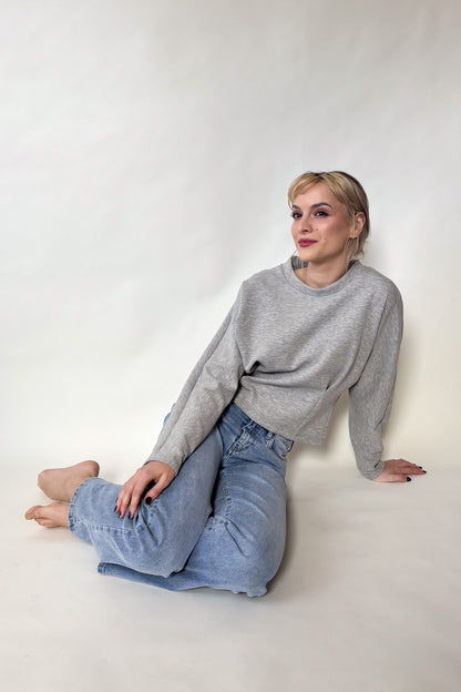 Alul húzott szürke pulóver