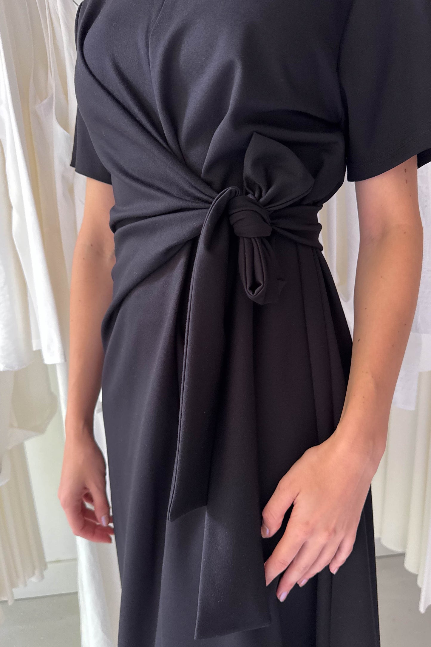 Fekete ruha egybeszabott megkötővel