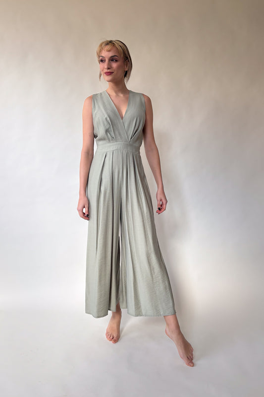 Ujjatlan, hátul kivágott overál - pasztellzöld