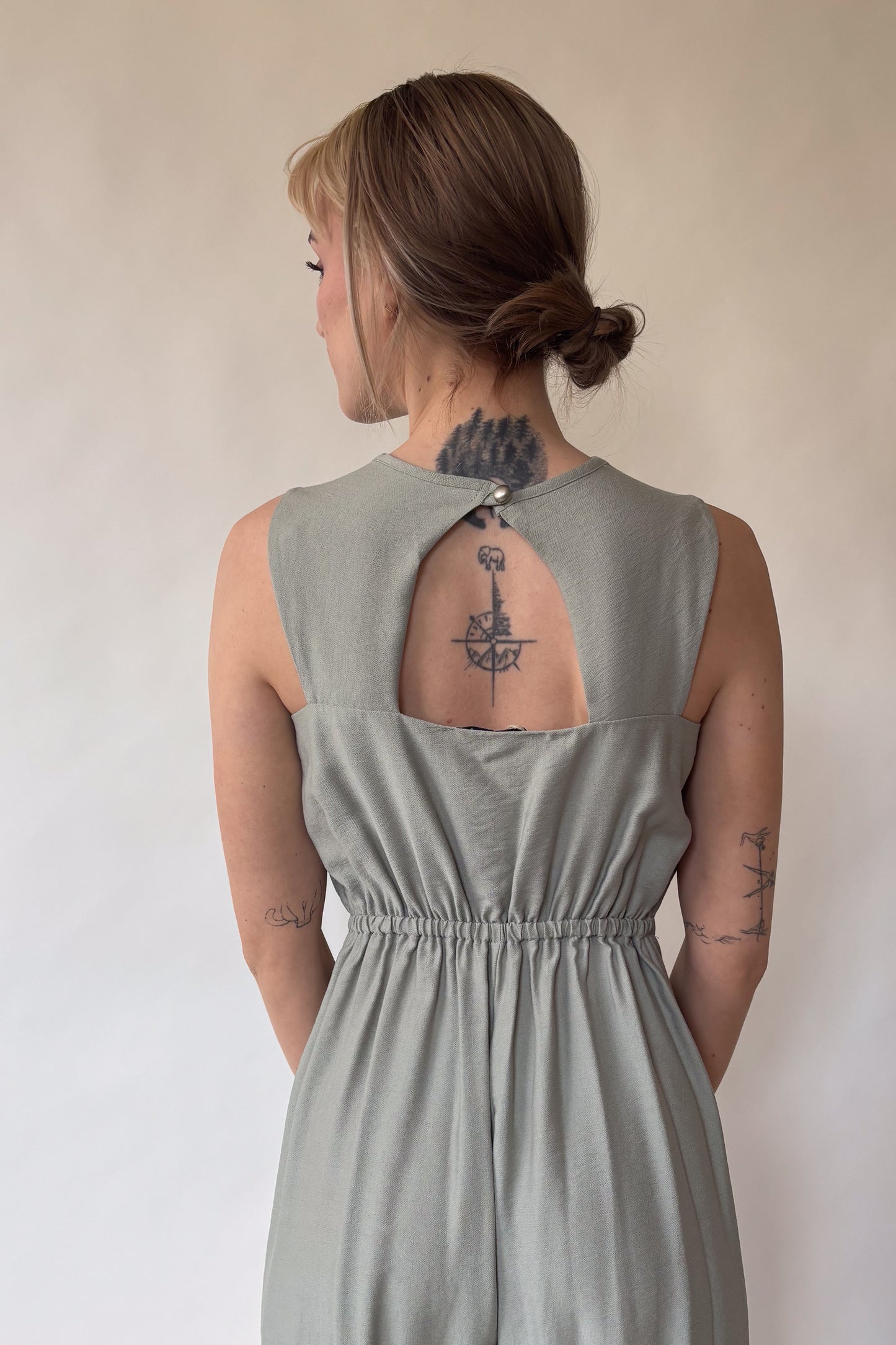 Sleeveless backless jumpsuit - pastel green 