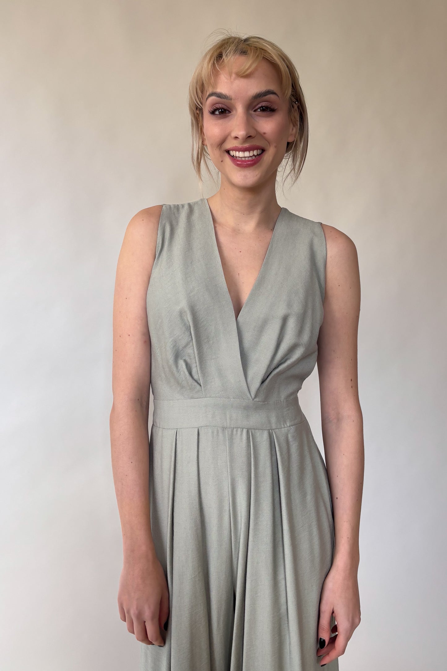 Sleeveless backless jumpsuit - pastel green 