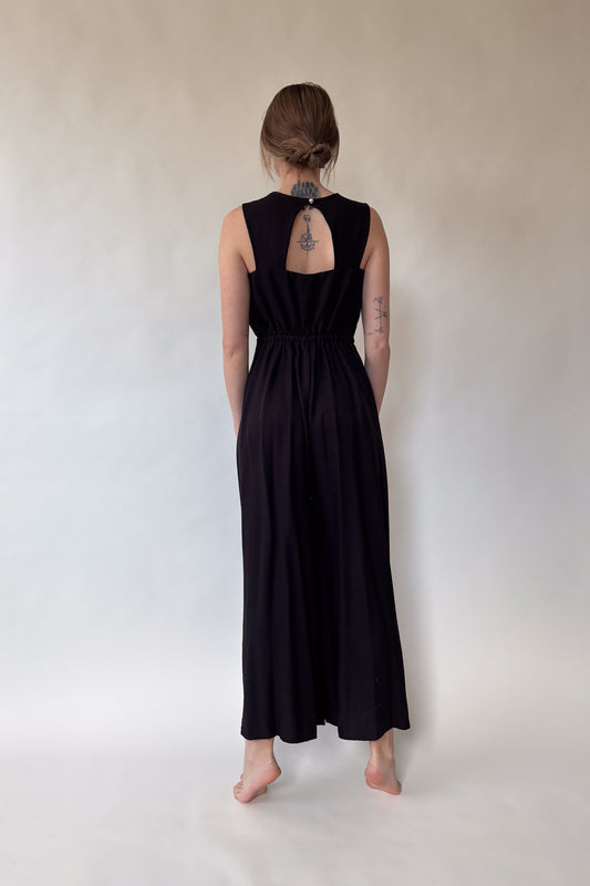 Ujjatlan, hátul kivágott overál - fekete