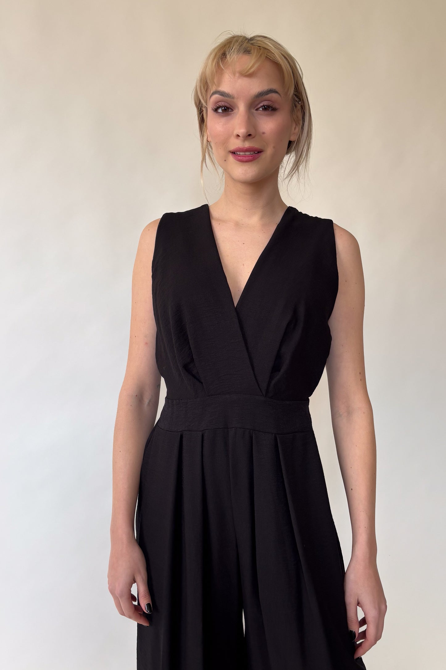 Sleeveless backless jumpsuit-black