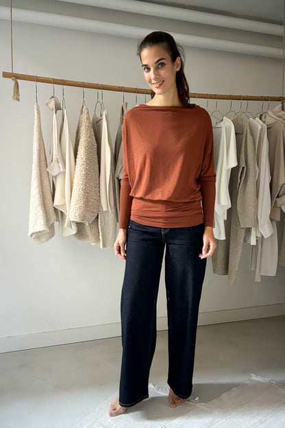 Alul szűk, ejtett nyakú ruha - rozsdabarna