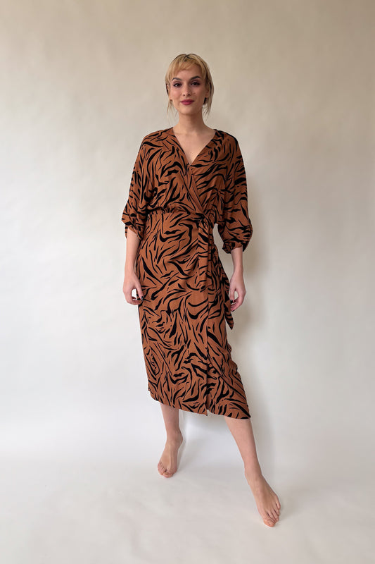 Átlapolós ruha-tigrismintás
