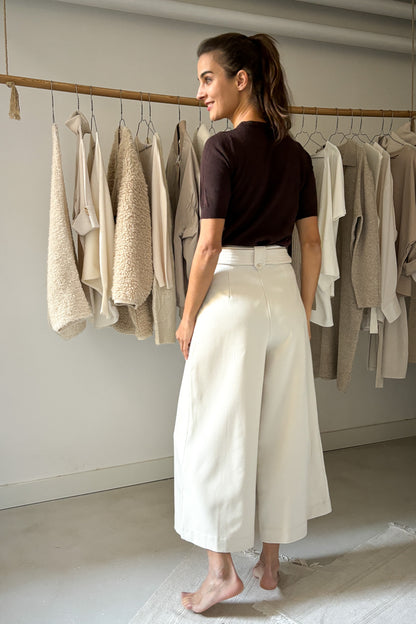 Bőszárú nadrág övvel