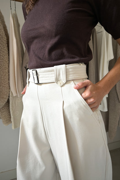 Bőszárú nadrág övvel