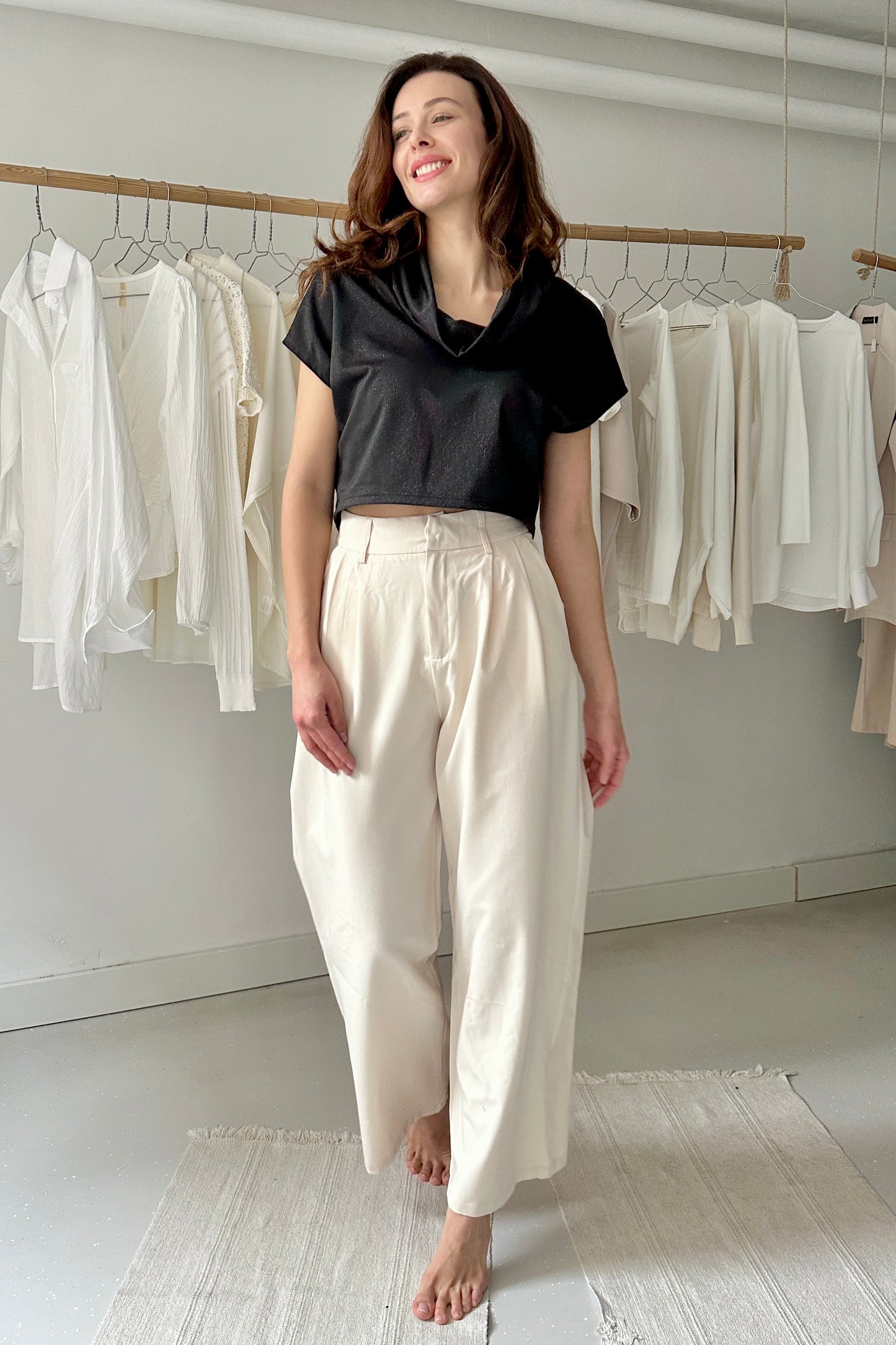 Csillámló, kámzsanyakú póló