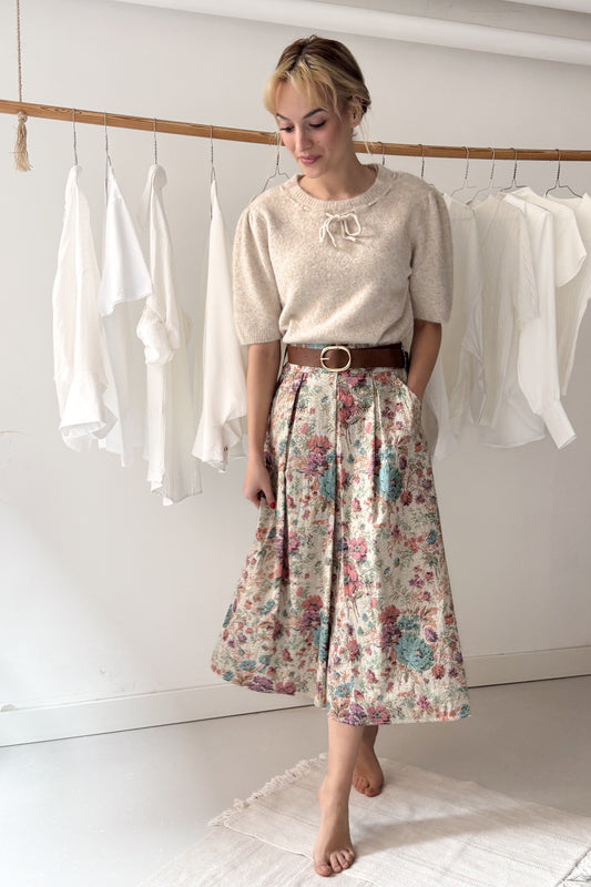 Virágos szoknya övvel