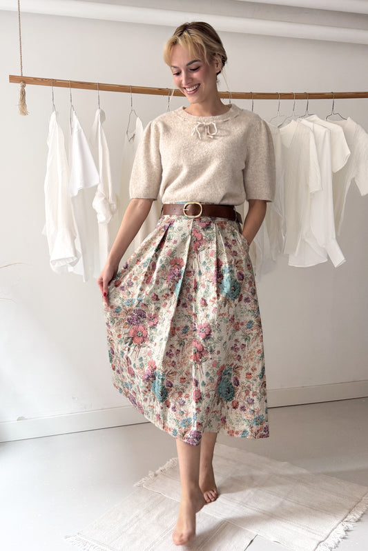 Virágos szoknya övvel