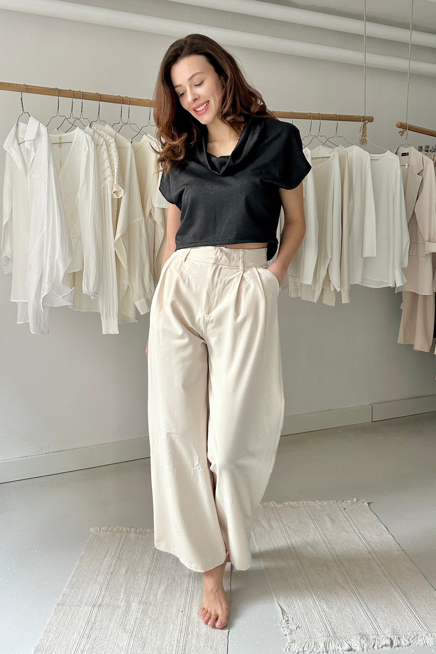 Csillámló, kámzsanyakú póló