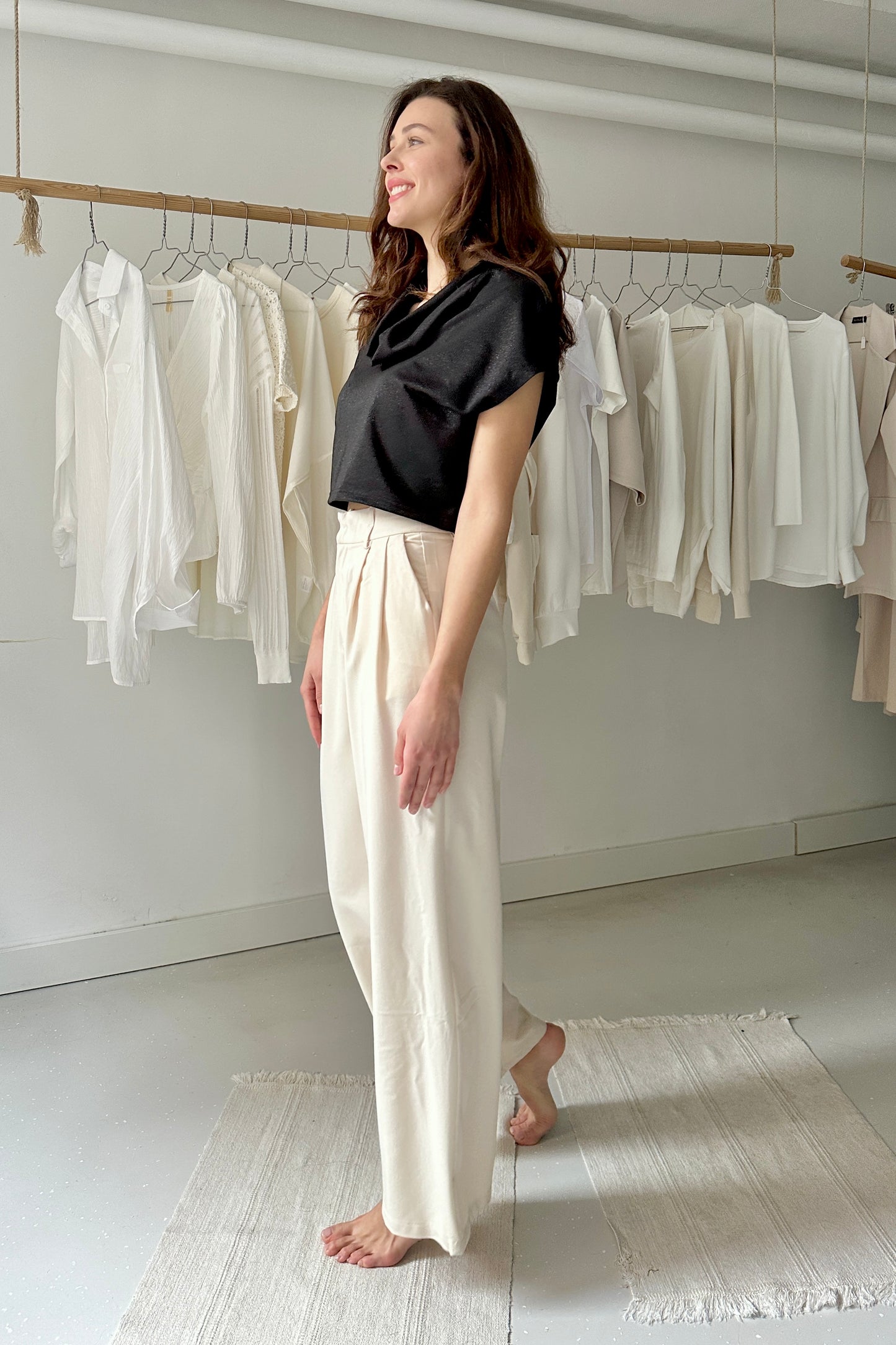 Csillámló, kámzsanyakú póló