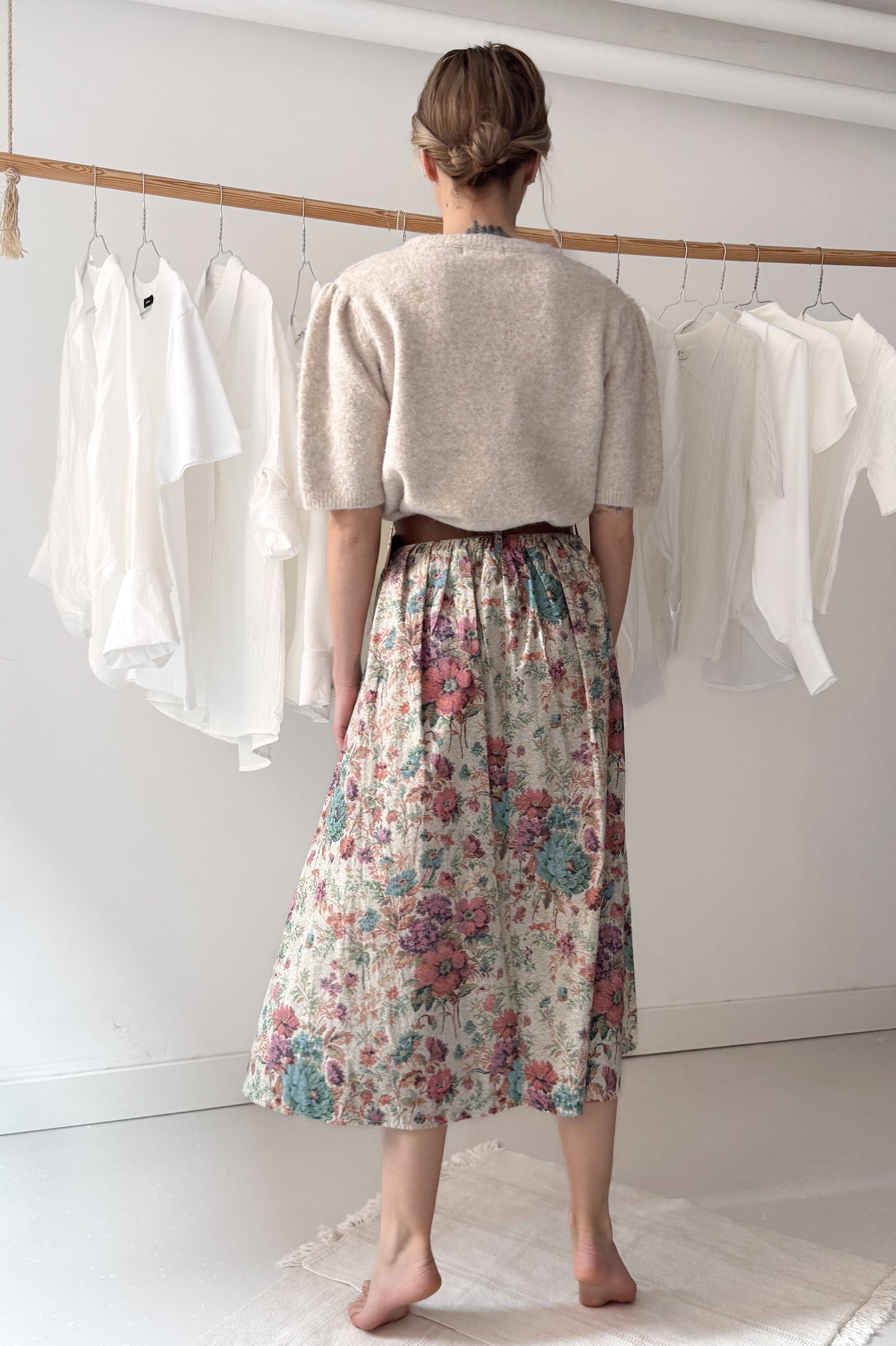 Virágos szoknya övvel