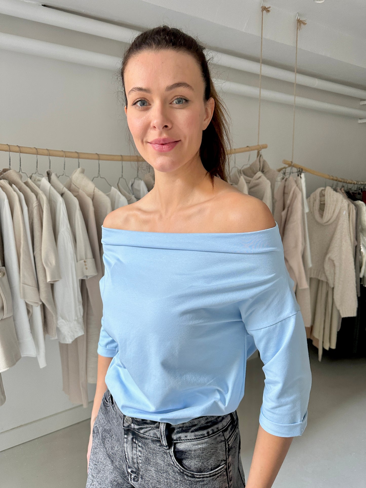 Vállra lehúzós felső