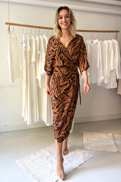 Átlapolós ruha-tigrismintás