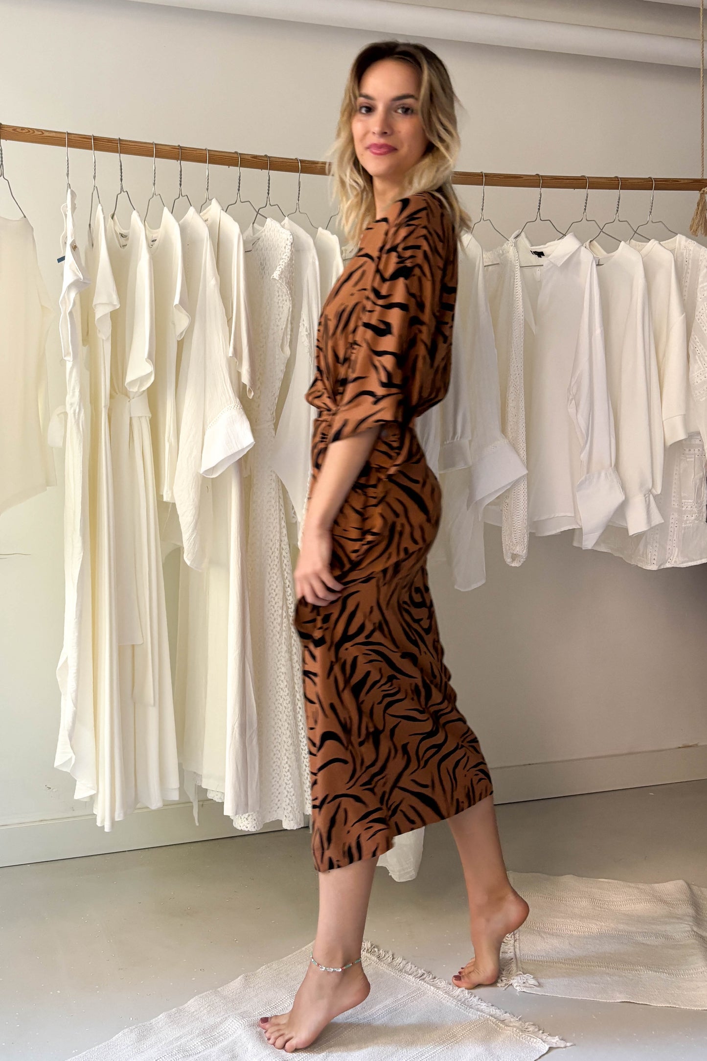 Átlapolós ruha-tigrismintás