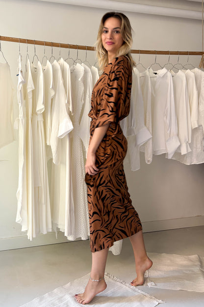 Átlapolós ruha-tigrismintás
