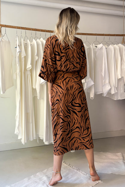 Átlapolós ruha-tigrismintás