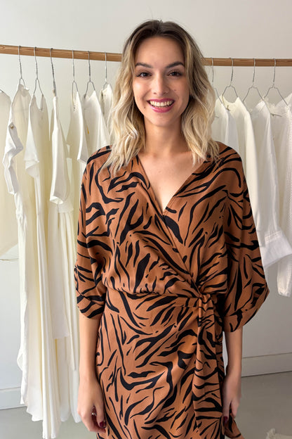 Átlapolós ruha-tigrismintás