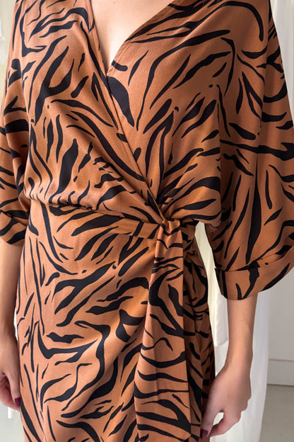 Átlapolós ruha-tigrismintás