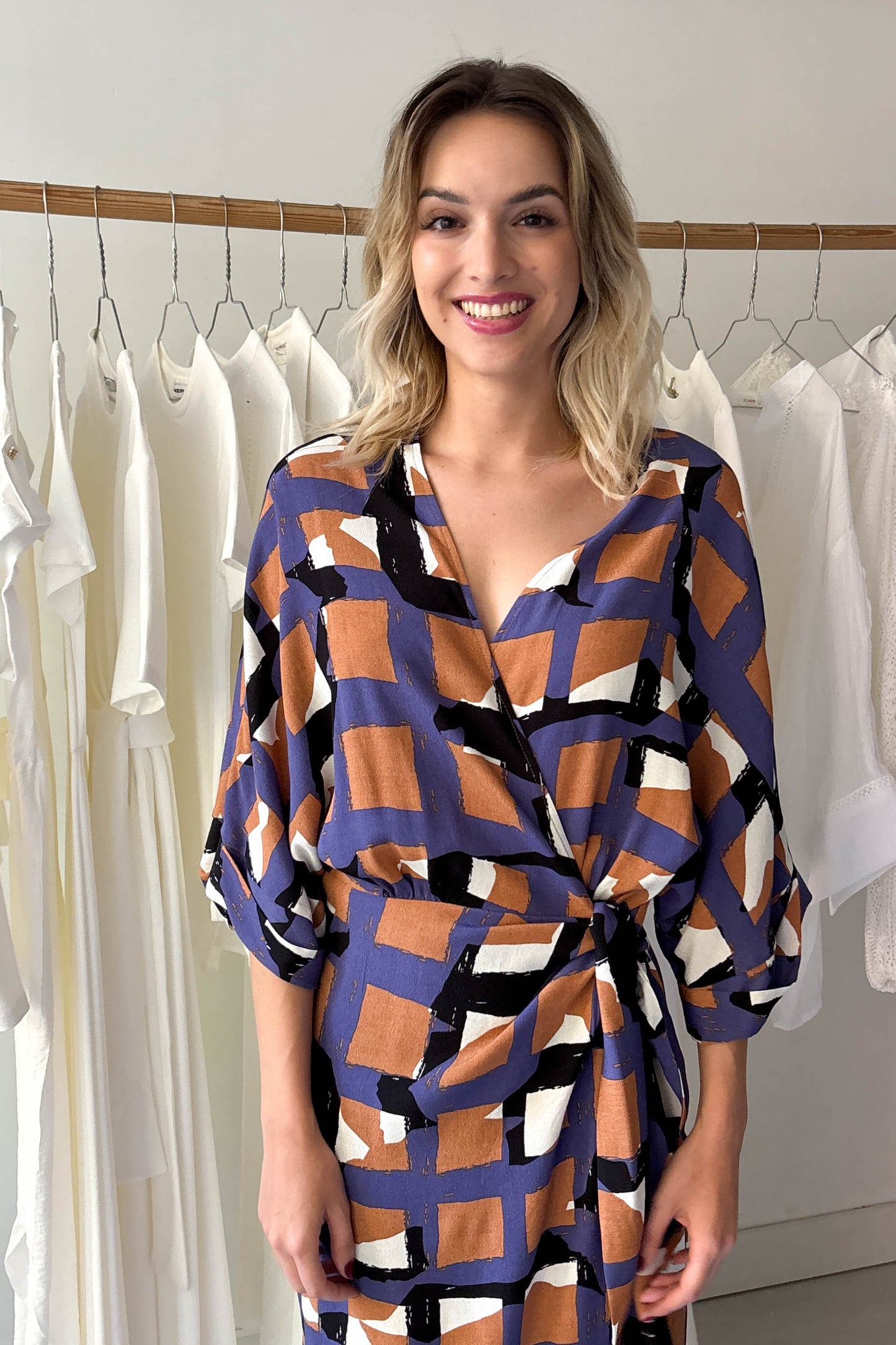 Átlapolós ruha-geometriai mintás