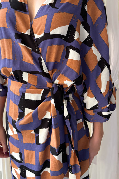 Átlapolós ruha-geometriai mintás