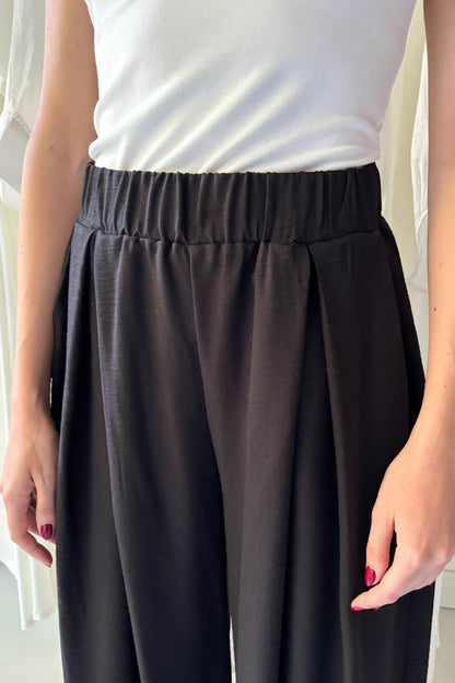 Elöl hajtásos lenge nadrág-fekete