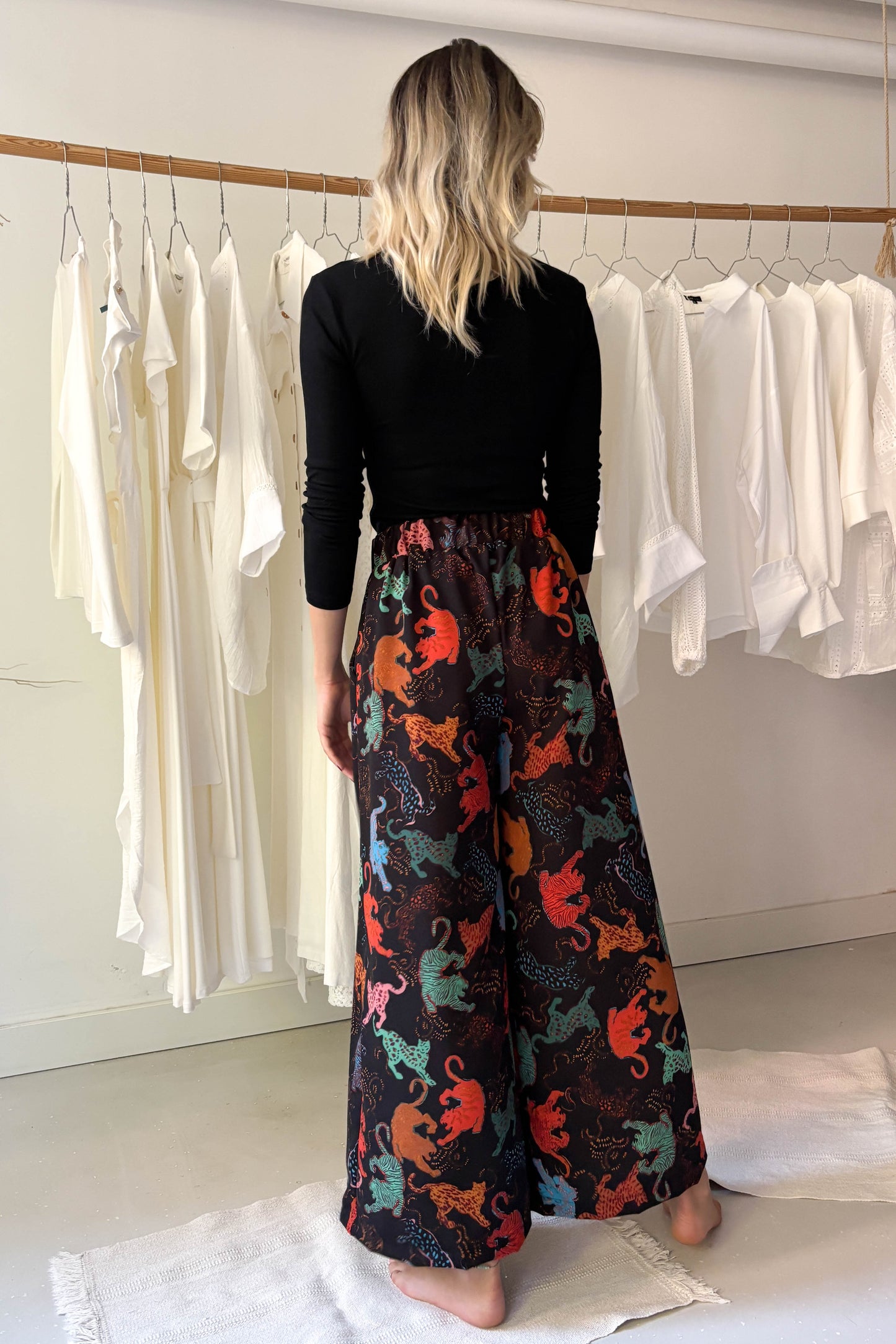 Elöl hajtásos lenge nadrág-állatmintás