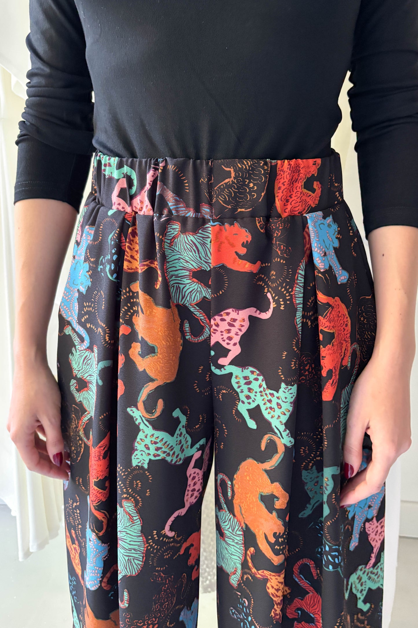 Elöl hajtásos lenge nadrág-állatmintás