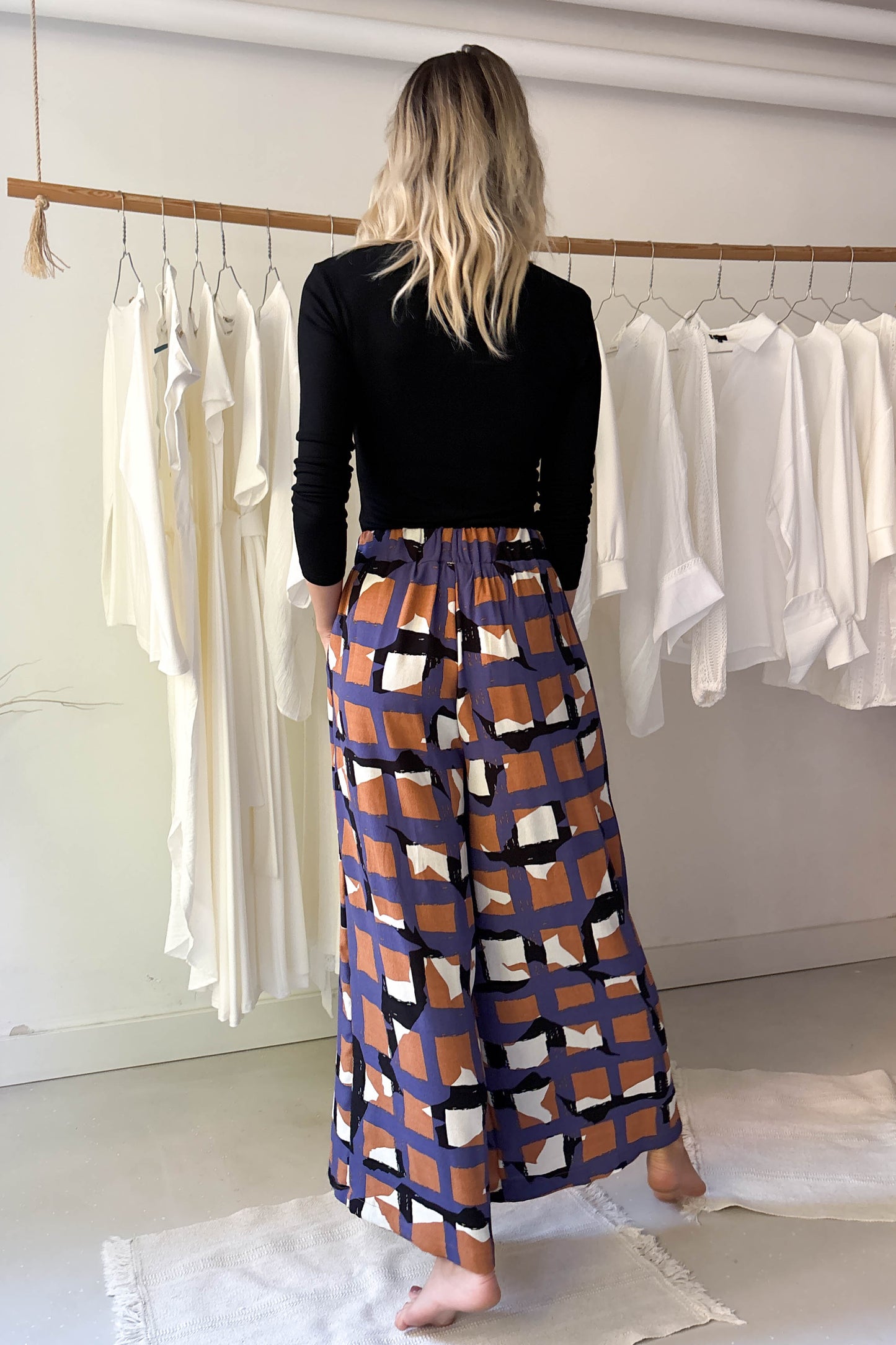 Elöl hajtásos lenge nadrág-geometriai mintás