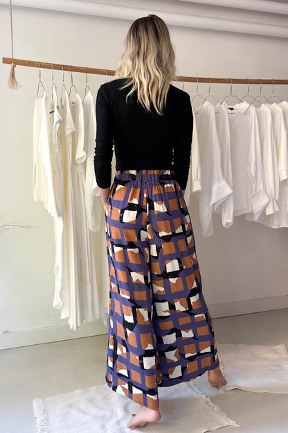 Elöl hajtásos lenge nadrág-geometriai mintás