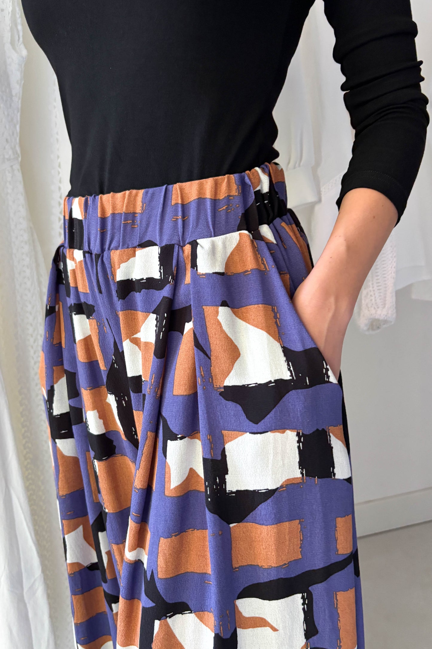 Elöl hajtásos lenge nadrág-geometriai mintás